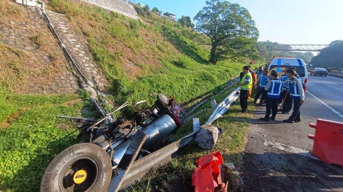 Kecelakaan Tunggal Truk Pasir Alami Rem Blong di Tol Semarang ABC, Sopir Terjepit Kabin